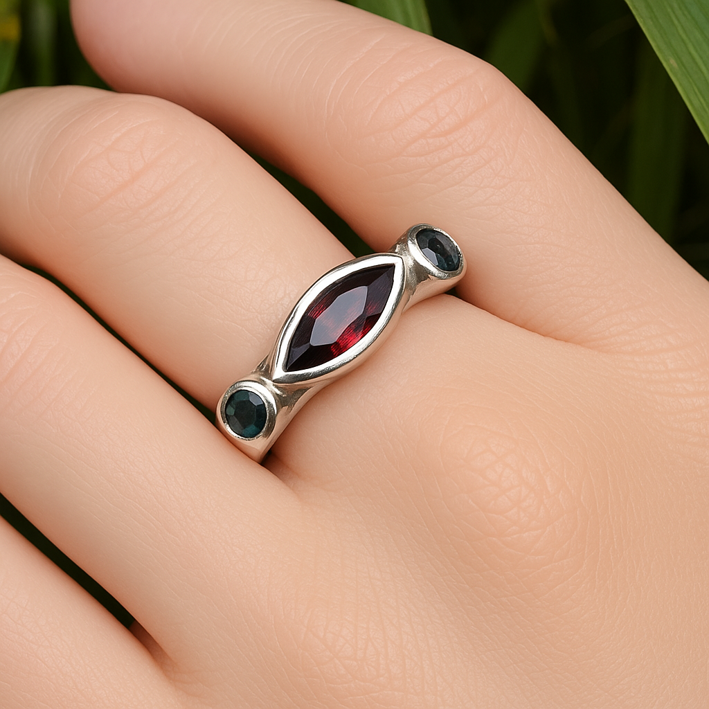 Adora ring | Marquise garnet Size Q