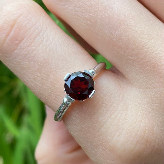 Boudicca Ring | Red Garnet Size M1/2